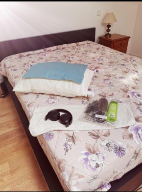 Habitación agradable con cuarto privado.
